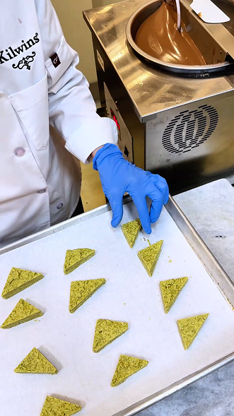 Load video: Dubai chocolate du'lights making process